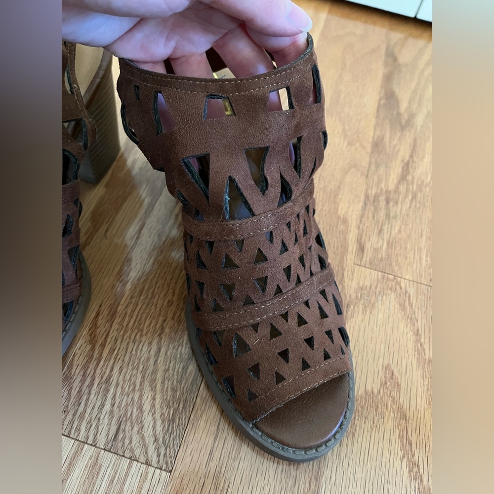 Soda-Brown Laser Cut Geometric Sandal Heels. size 10. - Picture 8 of 9